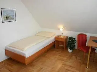 Garni Roedelheimer Hof 3* פרנקפורט